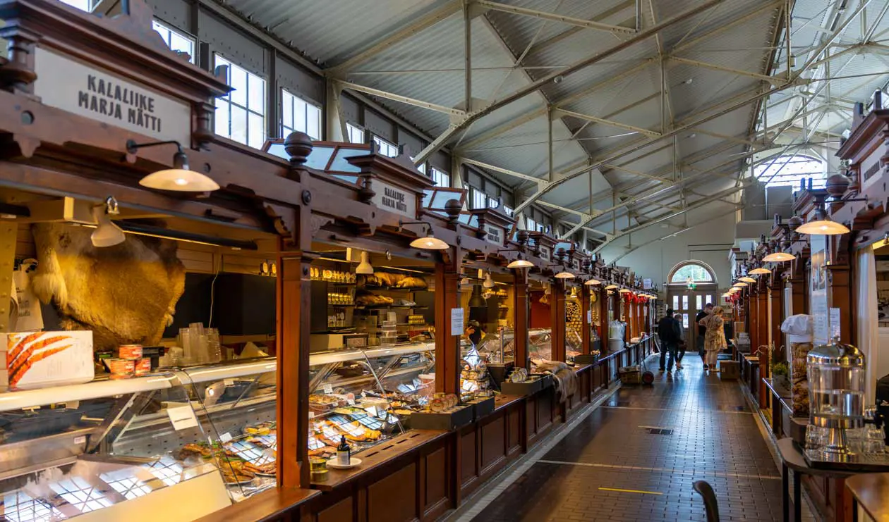 Mercato vecchio di Helsinki dal 1889 Foto Copyright © Sisterscom.com / makasanaphoto / Depositphotos