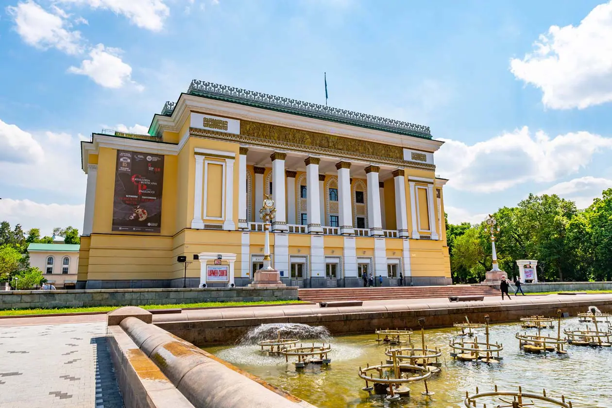 Teatro di Stato dell’Opera e del Balletto, Almaty Copyright © Sisterscom.com / Depositphotos