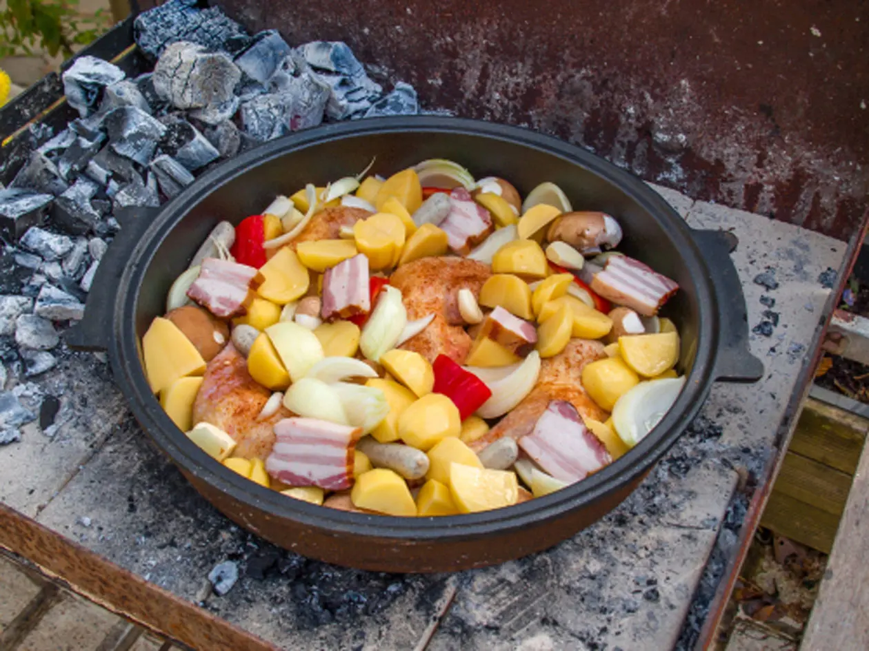 Dalmatian Peka filled with meat and vegetables.&nbsp;Photo: Sisterscom.com / Shutterstock