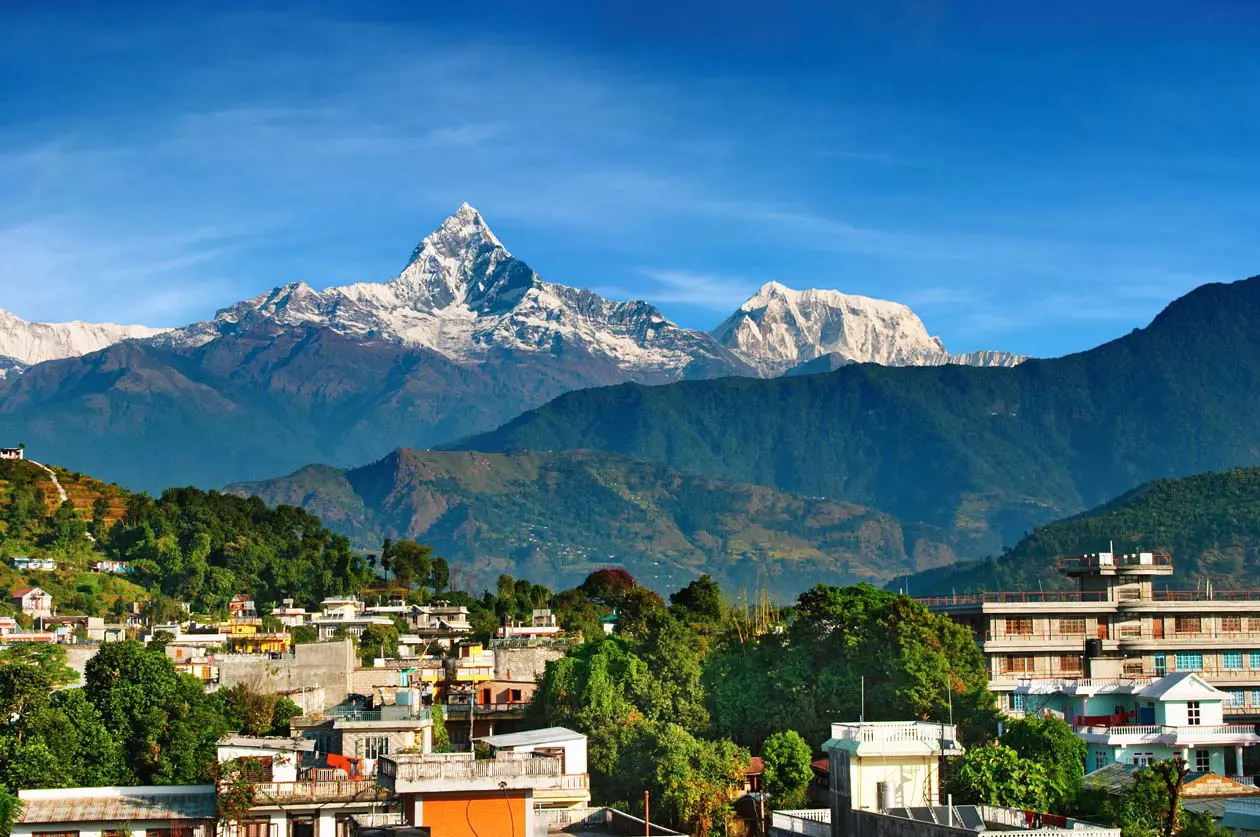 Pokhara e il massiccio dell'Annapurna, catena dell'Himalaya, Nepal. Foto: Copyright © Sisterscom.com / Depositphotos