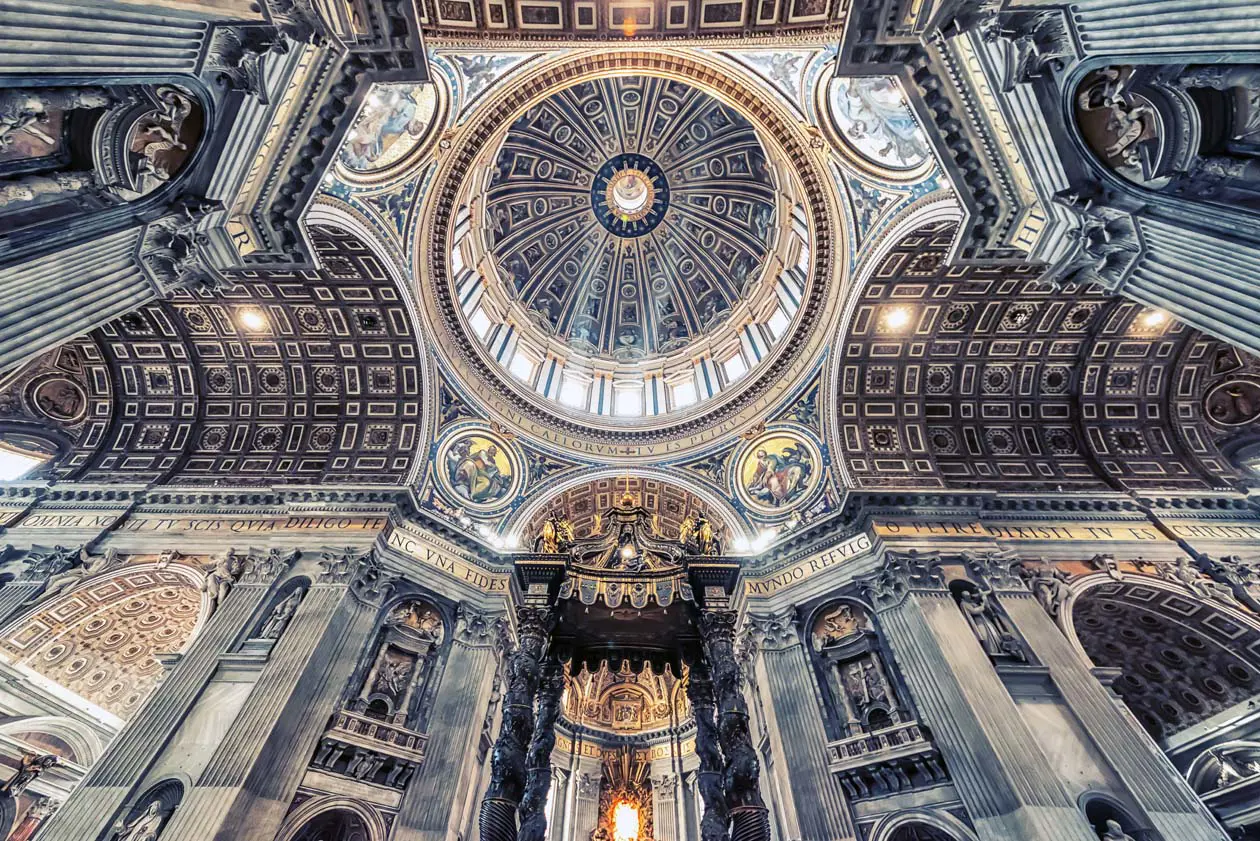 Basilica di San Pietro, interno Foto: Copyright © Sisterscom.com / Depositphotos