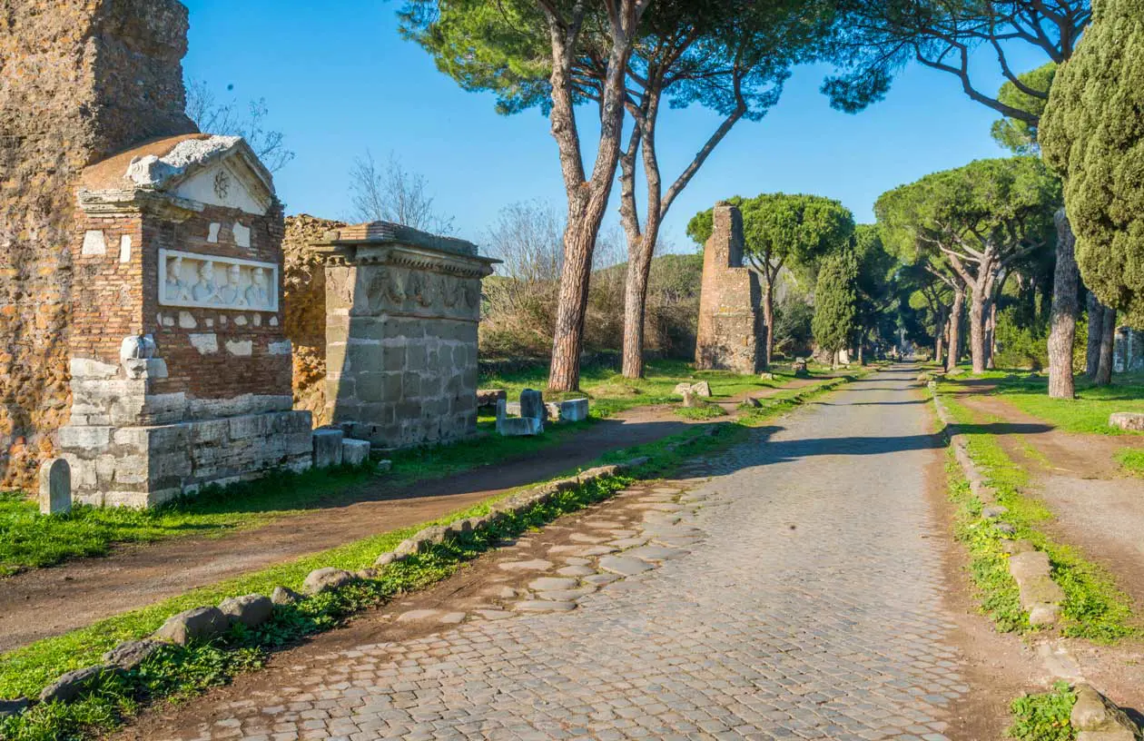 Via Appia Patrimonio Mondiale Copyright © Sisterscom.com / Depositphotos