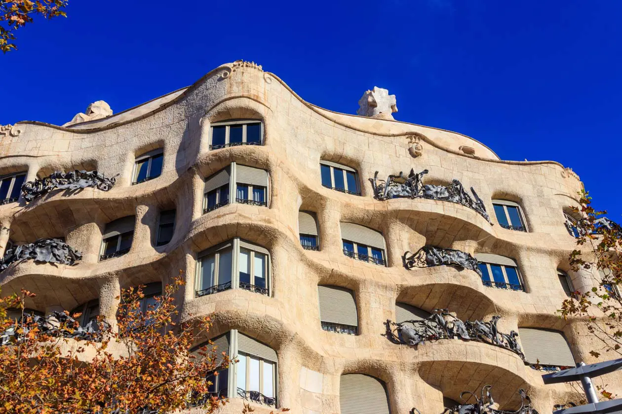 Casa Milà - La Pedrera di Gaudí a Barcellona Foto: Copyright © Sisterscom.com / Depositphotos