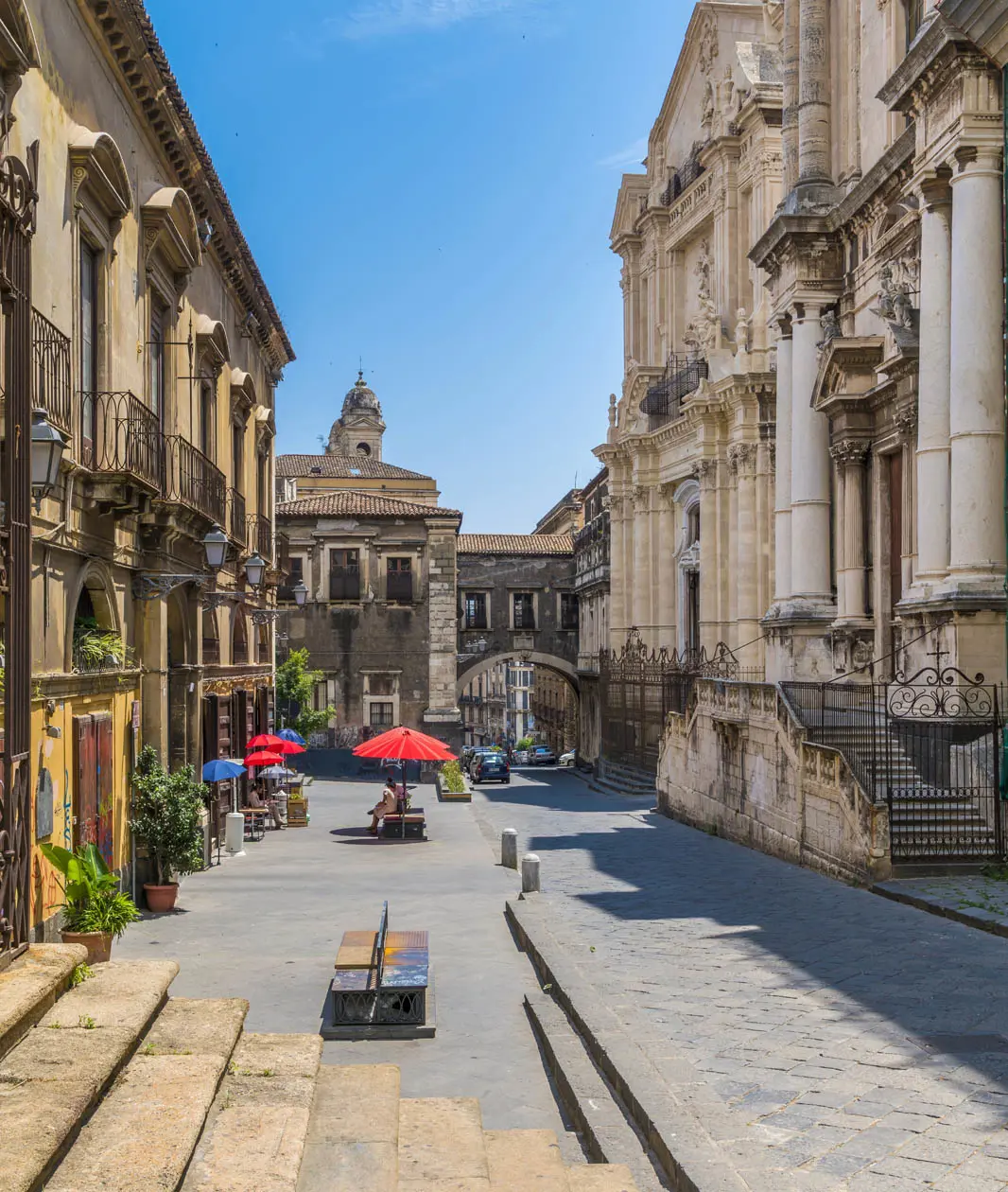 Catania, Via Crociferi Foto: Copyright © Sisterscom.com / Depositphotos