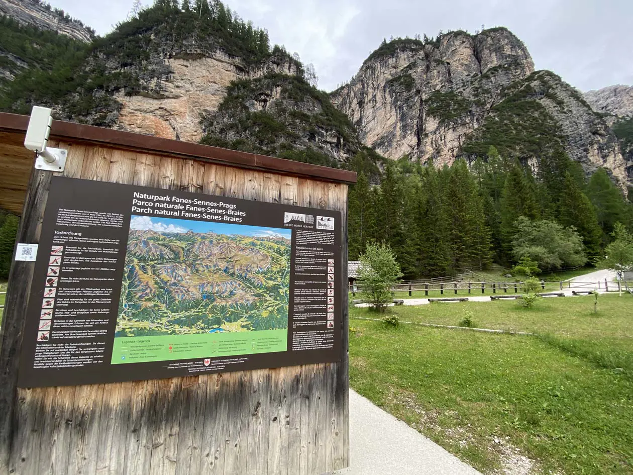 Punto di partenza per sentieri escursionistici a San Vigilio al parcheggio dell’Albergo Alpino Pederü Foto: © Sisterscom.com / Avion Tourism Magazine