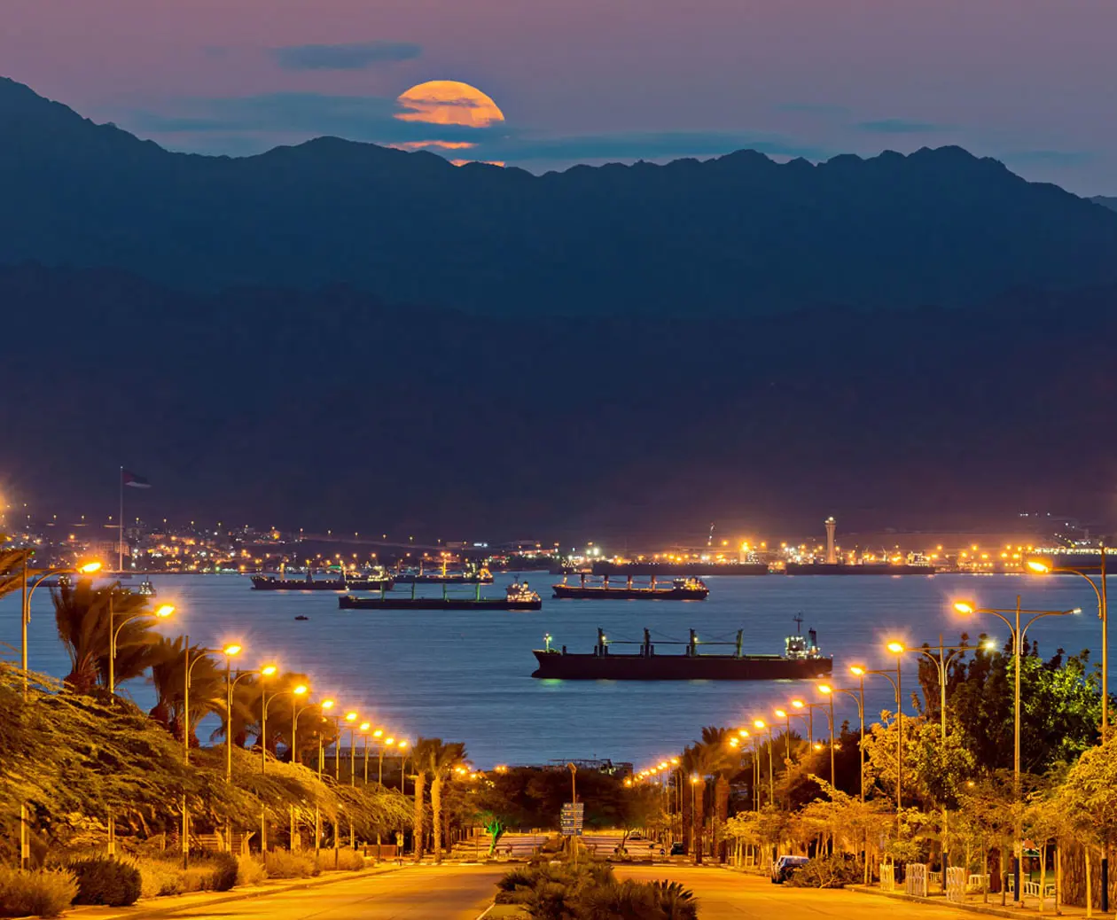 Il Golfo e porto di Aqaba visto da Eilat. Copyright © Sisterscom.com / Shutterstock