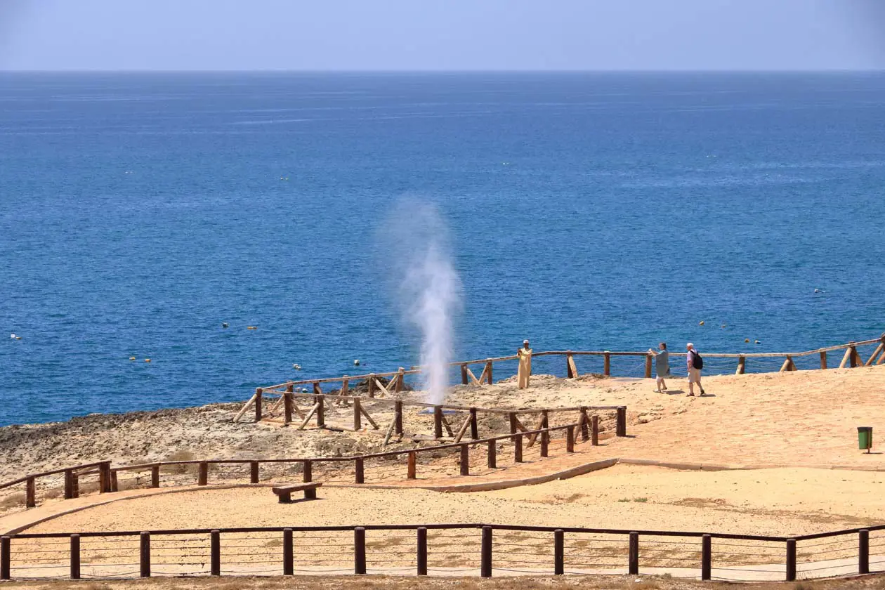 Al Mughsail Beach Foto Copyright © Sisterscom.com / Depositphotos