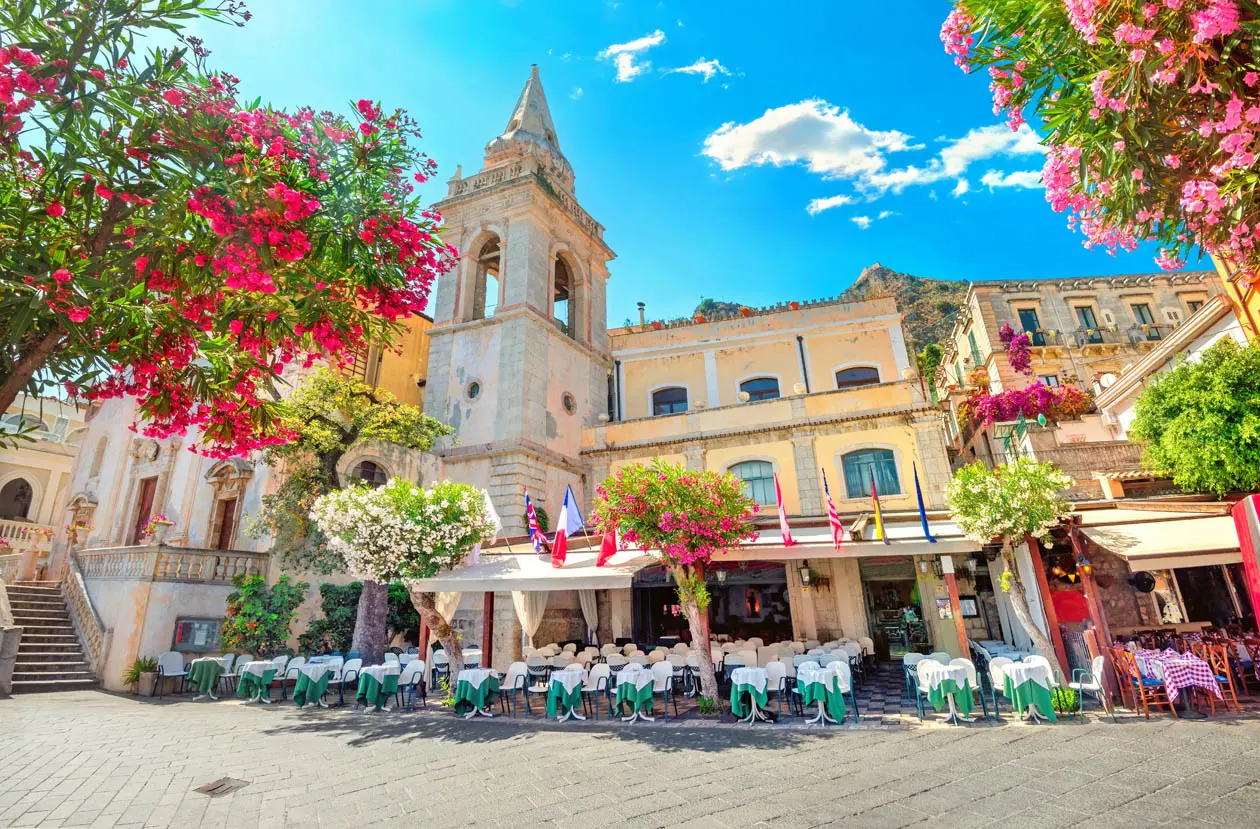 Piazza IX Aprile e la Chiesa di San Giuseppe a Taormina Foto: Copyright © Sisterscom.com / Depositphotos