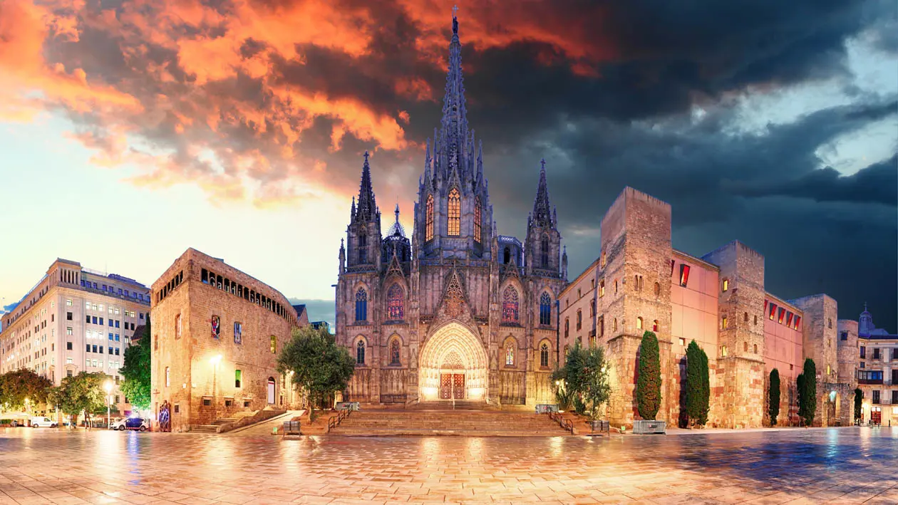 Plaça Nova, la porta del Quartiere Gotico di Barcellona Foto: Copyright © Sisterscom.com / Depositphotos