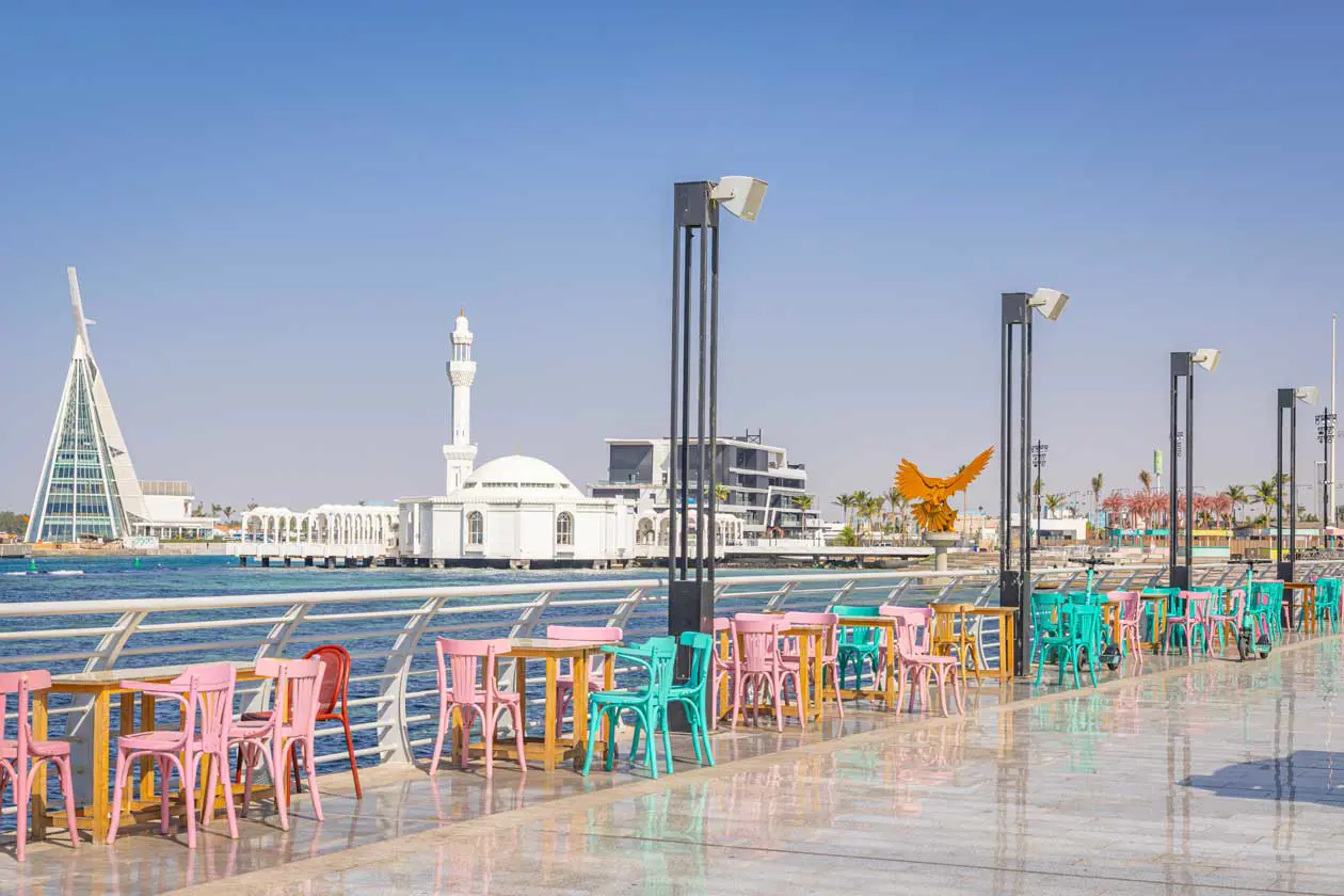 Ristoranti sul lungomare di Jeddah e sullo sfondo la Moschea Al Rahma Foto: Copyright © Sisterscom.com /&nbsp;Depositphotos