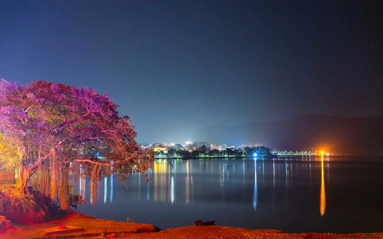 Pokhara, panorama notturno sul Lakeside Copyright © Sisterscom.com / Depositphotos