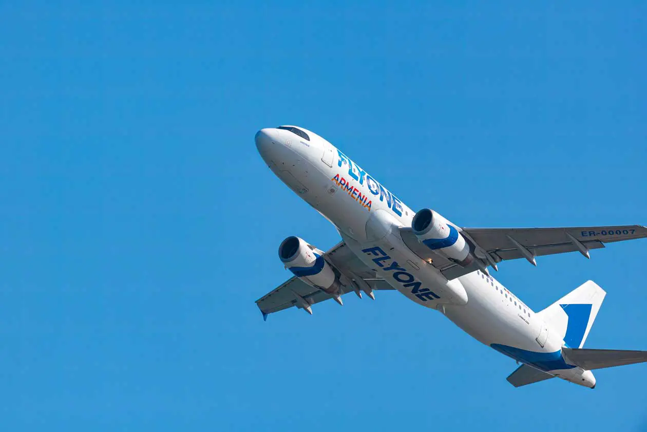 FlyOne Armenia Foto: Copyright © Sisterscom.com / KirillM / Depositphotos