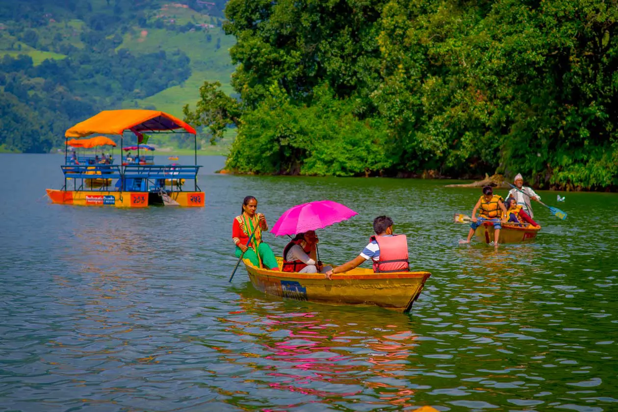 Pokhara, Lago Begnas, Nepal. Foto: Copyright © Sisterscom.com / Depositphotos