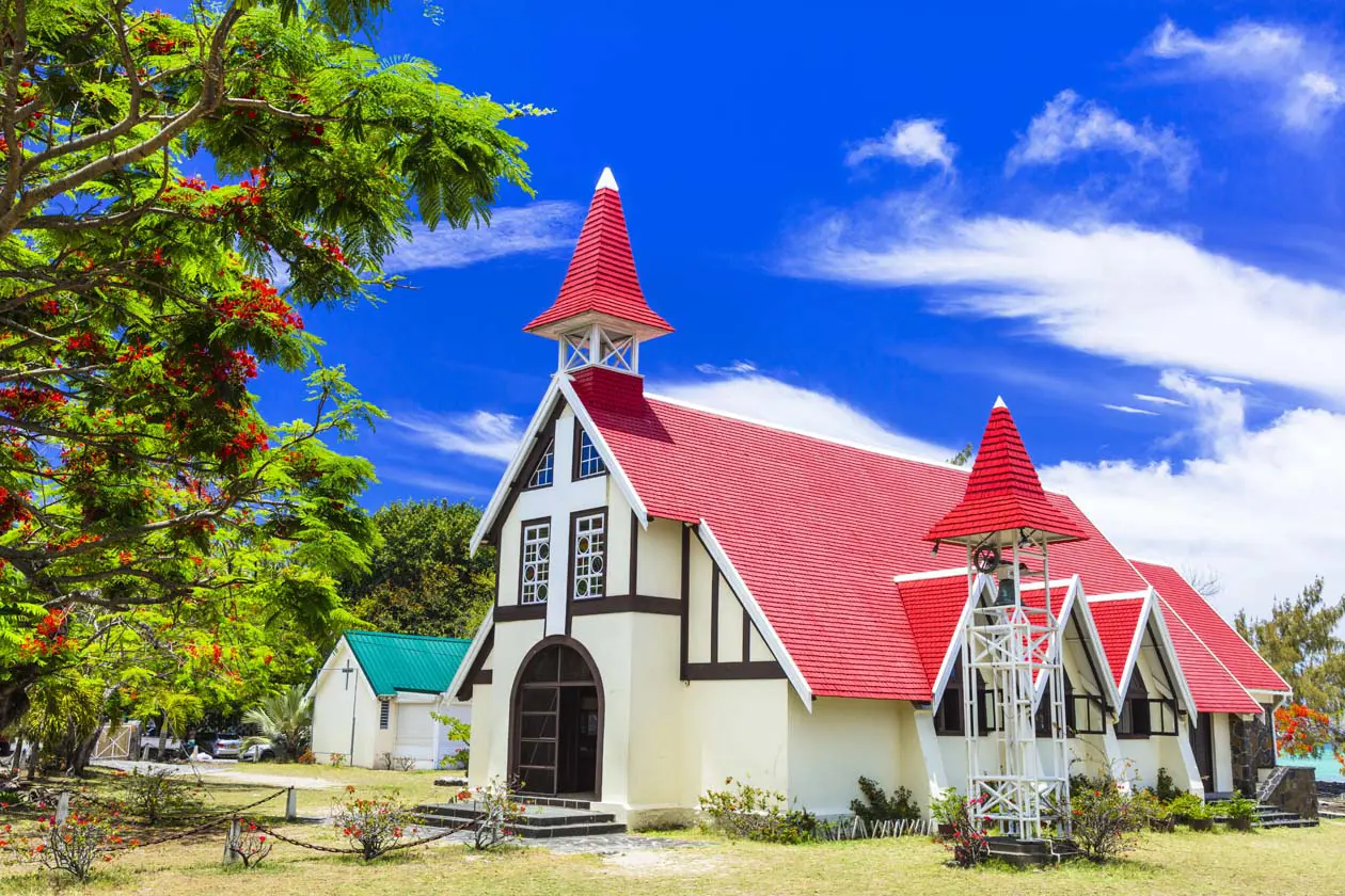 Mauritius, chiesa di Notre Dame de l’Auxiliatrice a Cap Malheureux sul promontorio di Le Coin de Mire Copyright © Sisterscom.com / Depositphotos