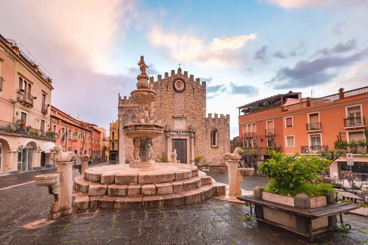 Piazza del Duomo di Taormina Foto: Copyright © Sisterscom.com / Depositphotos