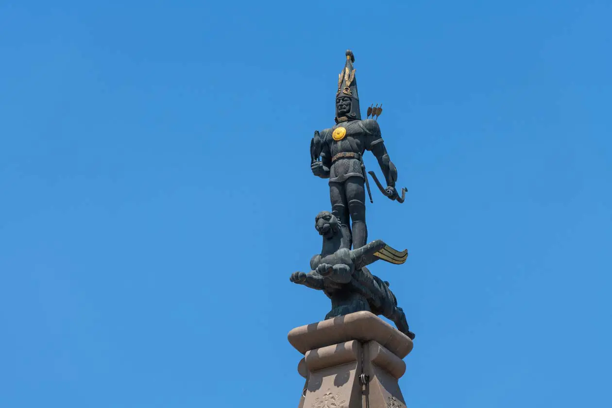 Monumento all'Indipendenza, Almaty Copyright © Sisterscom.com / Depositphotos