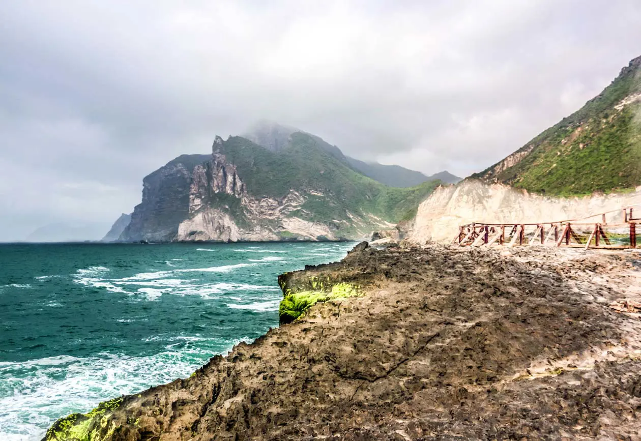 Salalah, il mare e le colline coperte di verde durante la stagione dei monsoni ‘Khareef’ Foto Copyright © Sisterscom.com / Depositphotos