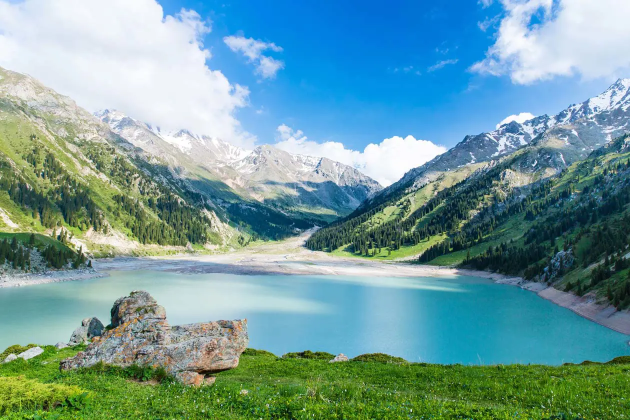 Grande Lago di Almaty Copyright © Sisterscom.com / Depositphotos