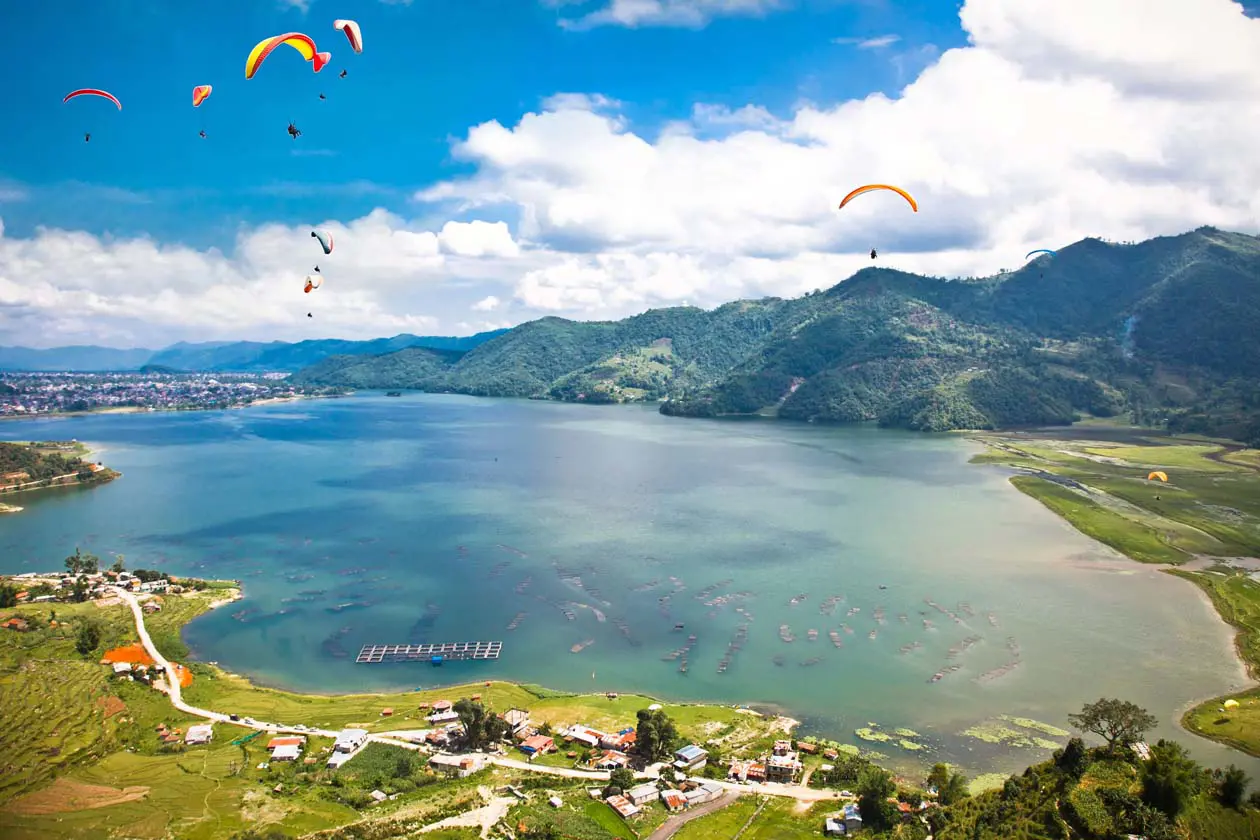Lago Phewa, Pokhara, Nepal Foto: Copyright © Sisterscom.com / Depositphotos