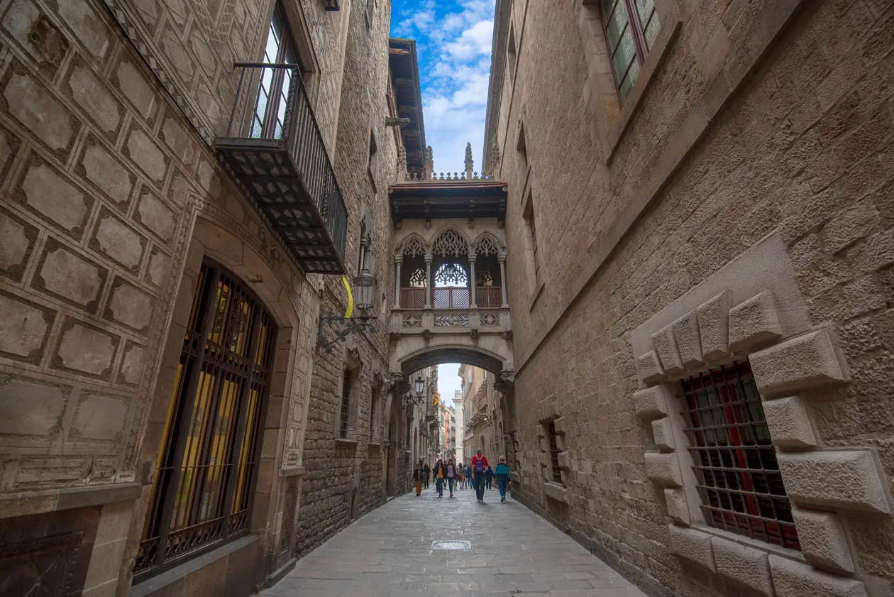 Barcellona, Ponte dei Vescovi, Quartiere Gotico Foto: Copyright © Sisterscom.com / Depositphotos