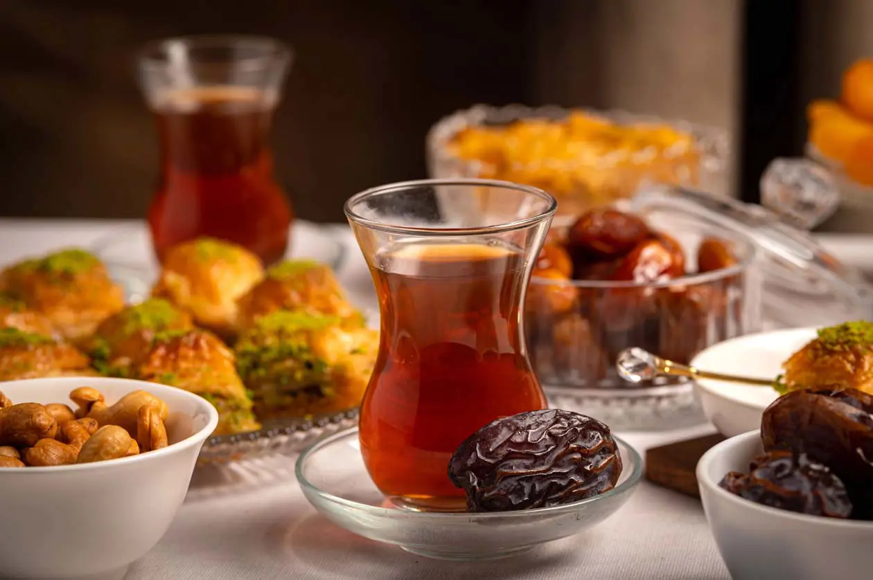 Tè nero con datteri e dolci Foto: Copyright © Sisterscom.com /&nbsp;Depositphotos