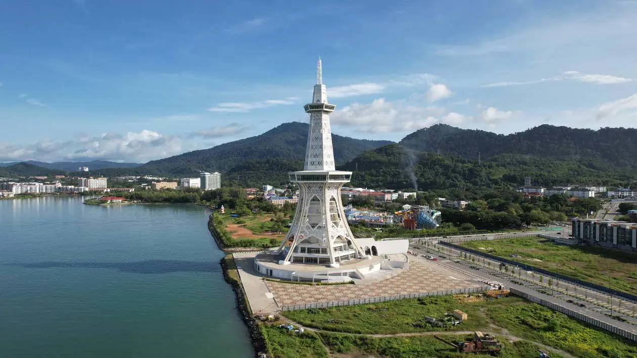 Maha Tower a Kuah, Langkawi, Malesia Foto: Copyright © Sisterscom.com / Depositphotos