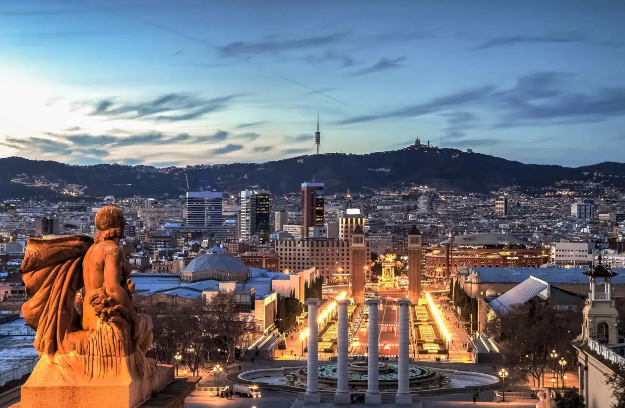 Barcellona al tramonto Foto: Copyright © Sisterscom.com / Depositphotos