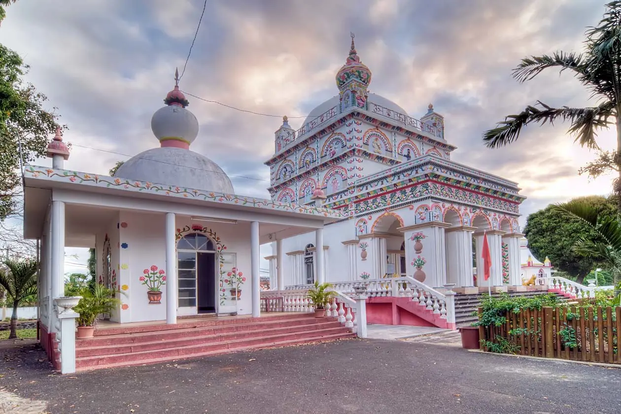 Mauritius, tempio Maheswarnath Mandir a Triolet Copyright © Sisterscom.com / Depositphotos