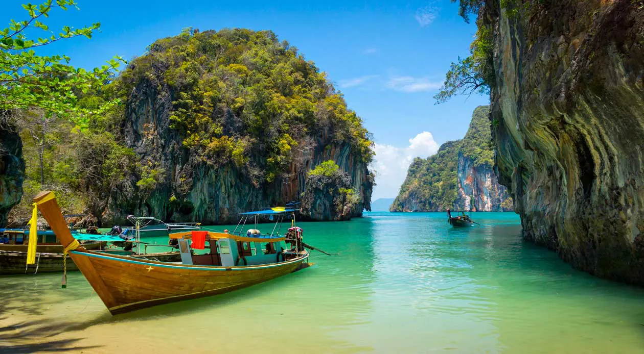 Long-tail boat, Krabi, Thailandia Foto: Copyright © Sisterscom.com / Depositphotos
