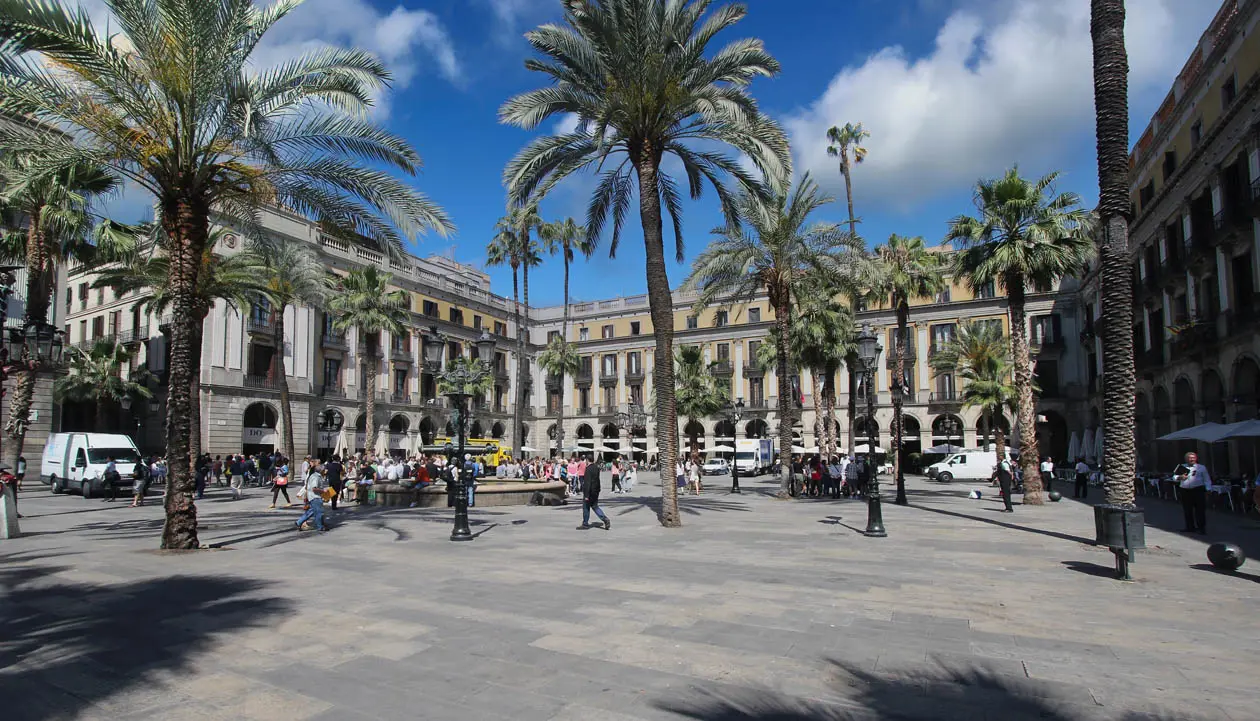 Piazza Placa Reial a Barcellona Foto: Copyright © Sisterscom.com / Depositphotos