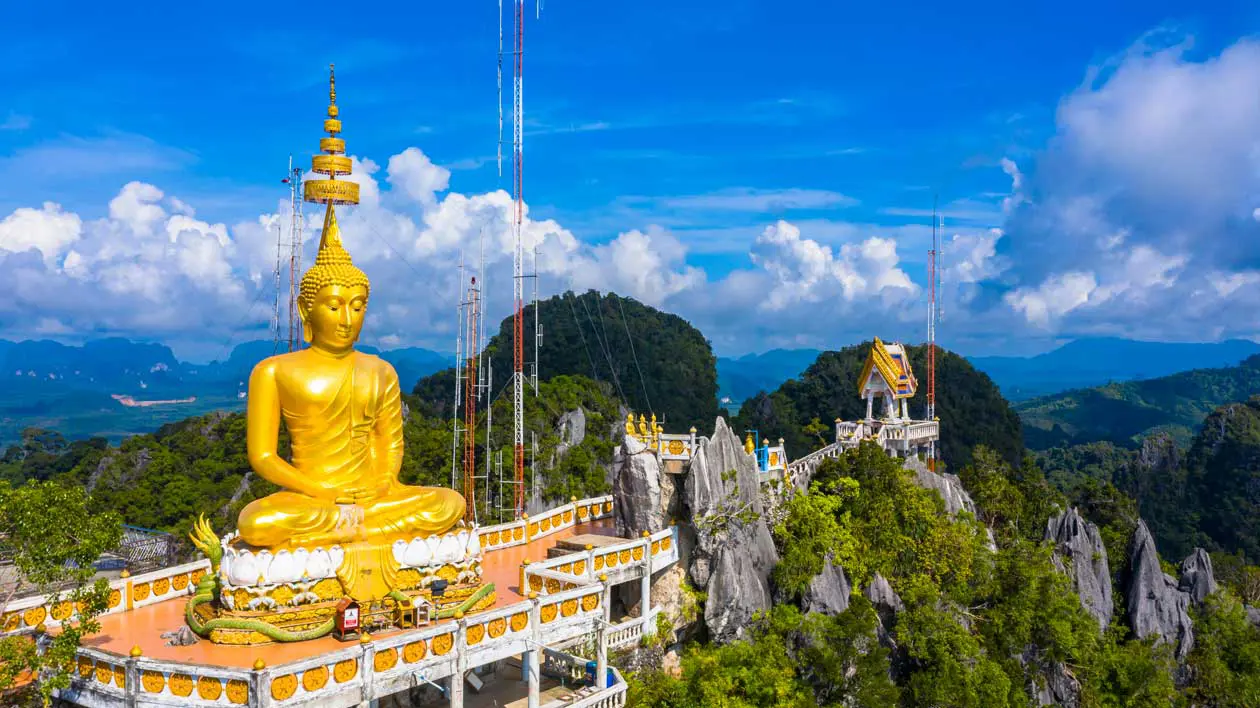 Tempio della Grotta della Tigre di Krabi, Thailandia Foto: Copyright © Sisterscom.com / Depositphotos
