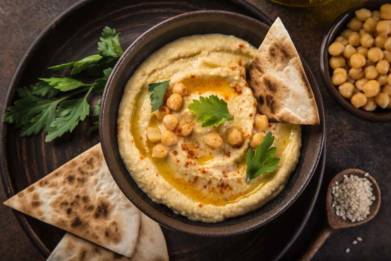 Hummus e ragag Foto: Copyright © Sisterscom.com /&nbsp;Depositphotos