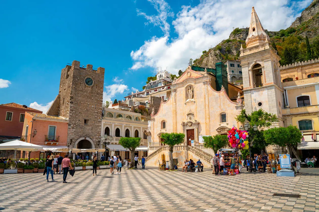 Piazza IX Aprile a Taormina Foto: Copyright © Sisterscom.com / Depositphotos