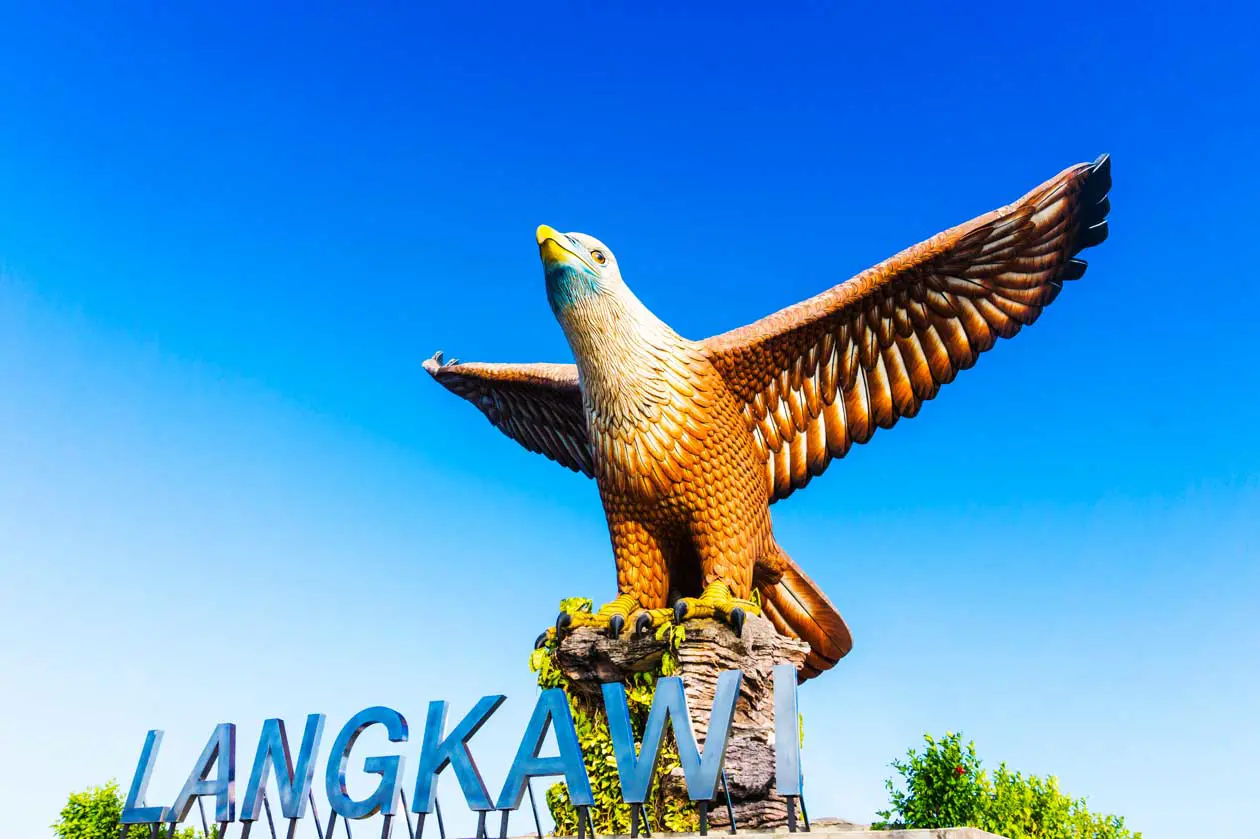 Scultura dell'aquila in Eagle Square a Kuah, Langkawi, Malesia Foto: Copyright © Sisterscom.com / Depositphotos