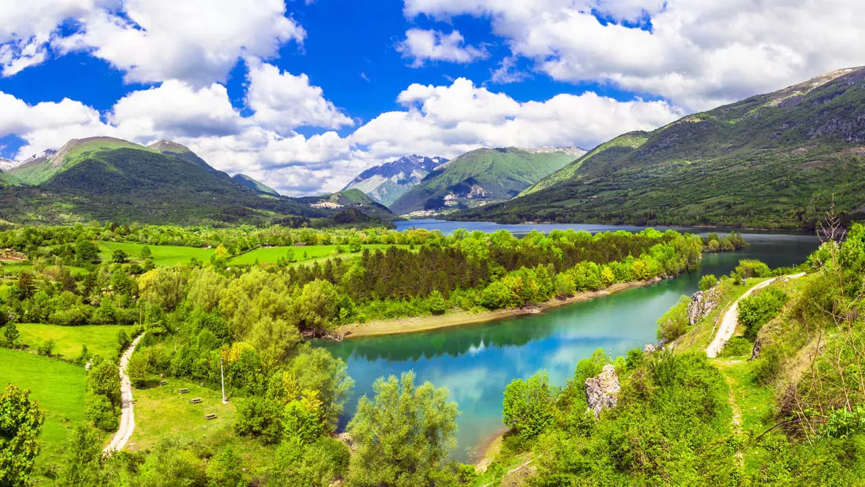 Lago di Barrea, Abruzzo Copyright © Sisterscom.com / Depositphotos