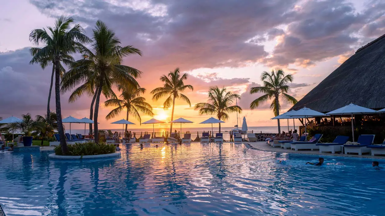 Resort a Mauritius al tramonto Copyright © Sisterscom.com / Depositphotos