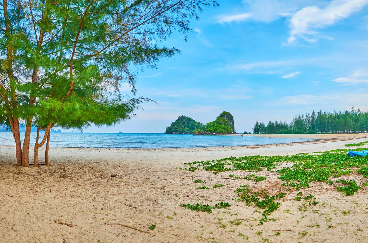 Spiaggia di Noppharat Thara, Krabi, Thailandia Foto: Copyright © Sisterscom.com / Depositphotos