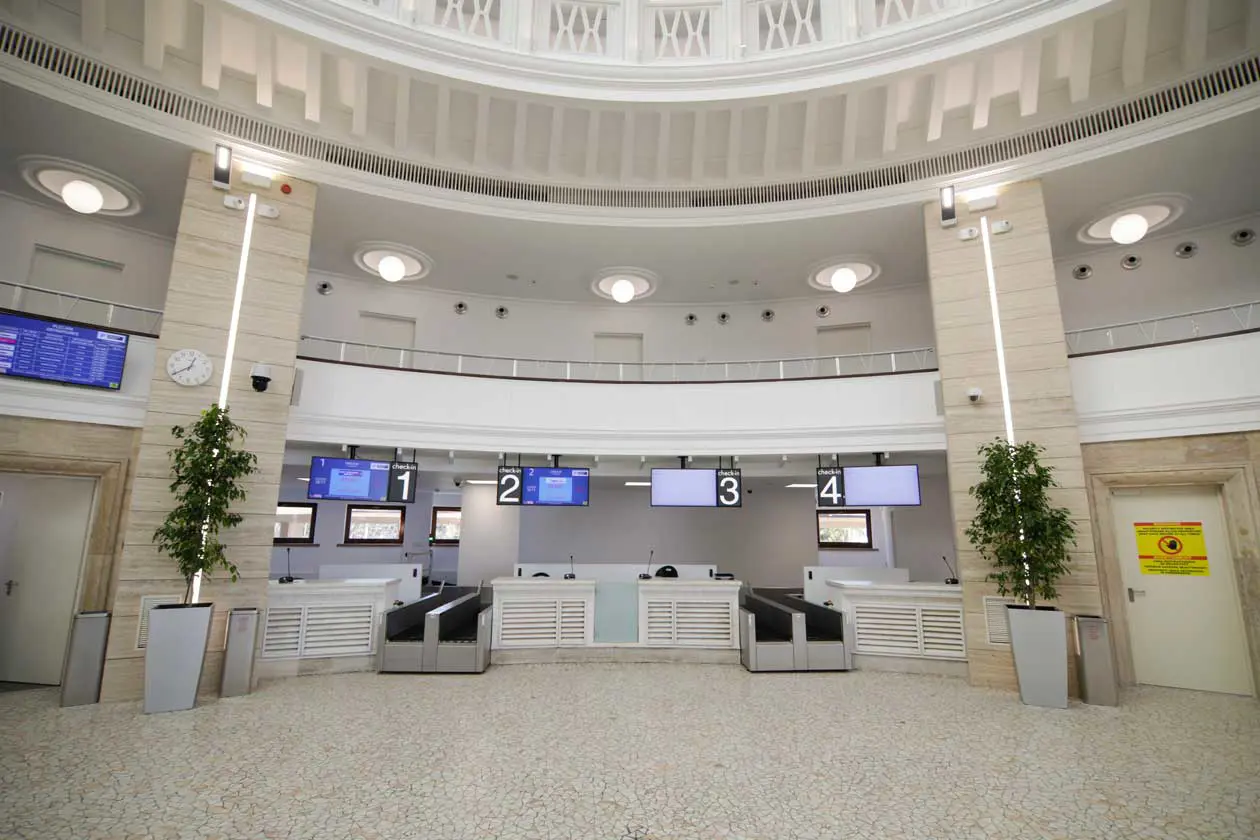 Aeroporto Internazionale Aurel Vlaicu (BBU) noto anche come Aeroporto di Bucarest Băneasa Foto: Copyright © Sisterscom.com / Depositphotos