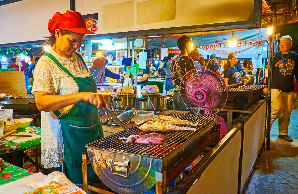 Barbecue di pesce e frutti di mare al mercato notturno di Ao Nang, Krabi, Thailandia Foto: Copyright © Sisterscom.com / Depositphotos