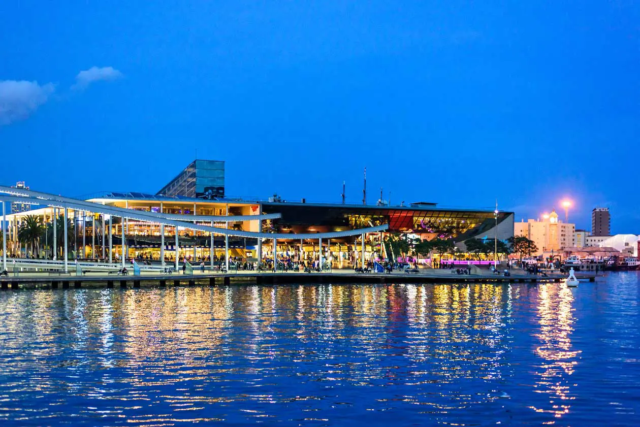 Rambla de Mar a Port Vell, Maremagnum vista notturan, Barcellona Foto: Copyright © Sisterscom.com / Depositphotos