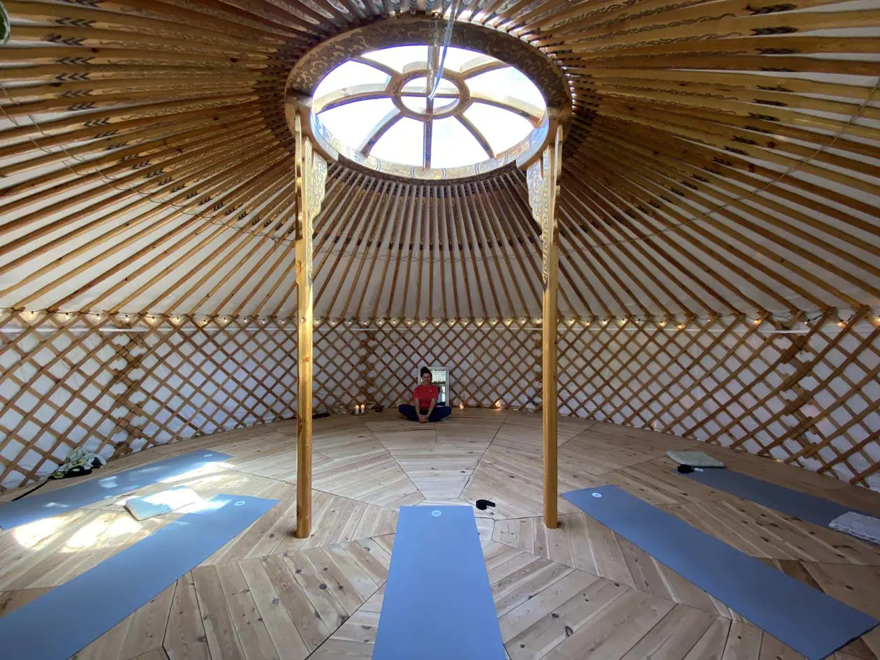 Yoga nella yurta a San Vigilio Foto: Copyright © Sisterscom.com / Avion Tourism Magazine