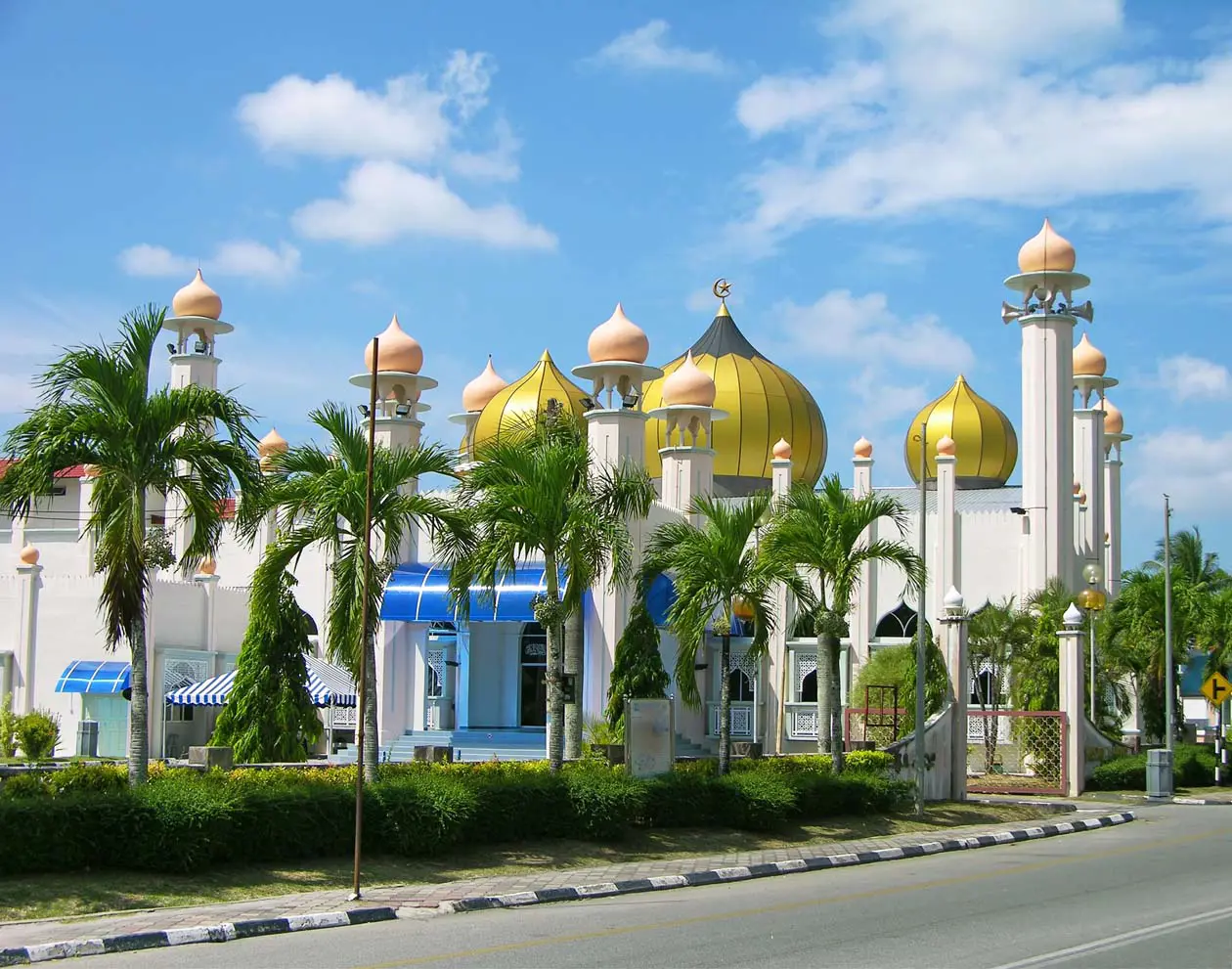 Moschea di Al-Hana a Kuah, Langkawi, Malesia Foto: Copyright © Sisterscom.com / Depositphotos