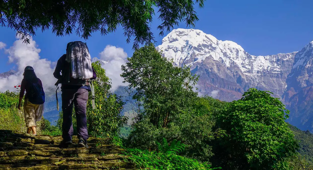 Trekking a Pokhara, Nepal Foto: Copyright © Sisterscom.com / Depositphotos