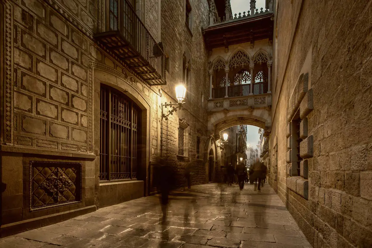Passeggiata notturna tra i vicoli del quartiere Gotico di Barcellona Foto: Copyright © Sisterscom.com / Depositphotos