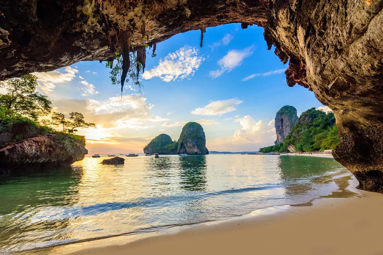 Railay Beach, Krabi, Thailandia Foto: Copyright © Sisterscom.com / Depositphotos