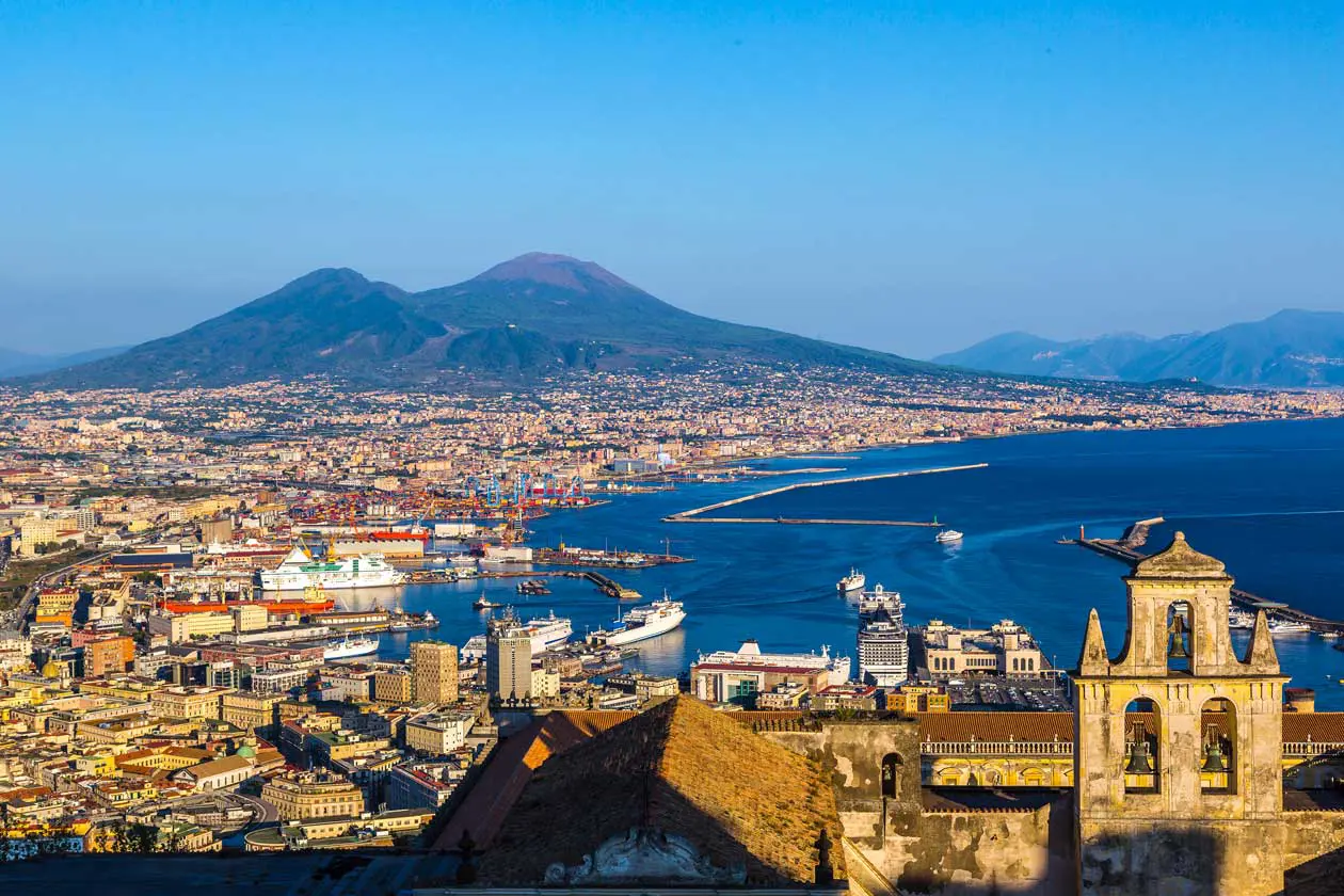 Napoli, capoluogo della Regione Campania, affacciata sulla Baia omonima e ai piedi del Vesuvio Foto: Copyright © Sisterscom.com / Depositphotos