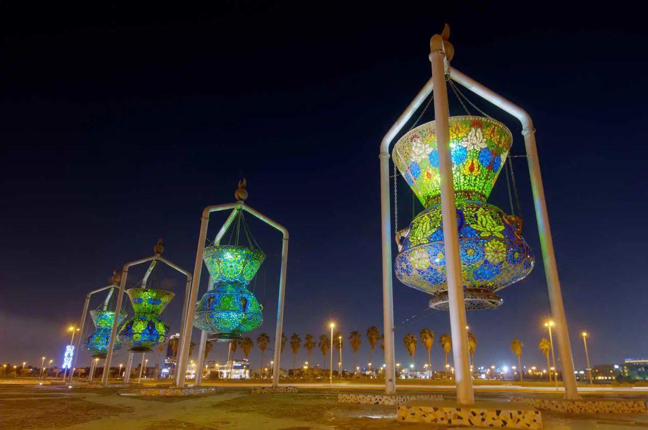 Monumento simbolo di Jeddah, sculture con luci dal design islamico antico Foto: Copyright © Sisterscom.com /&nbsp;Depositphotos