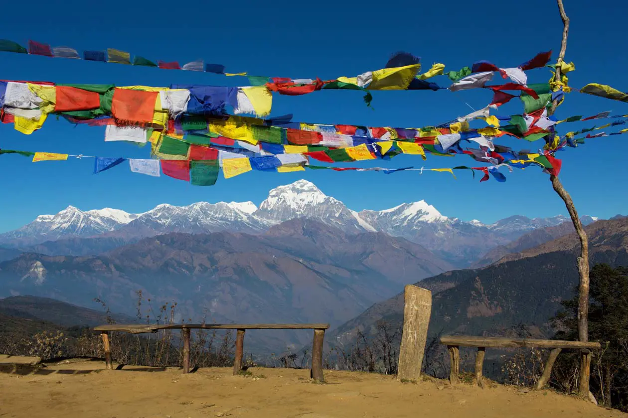 Trekking a Pokhara, Nepal. Bandiere tibetane al campo base dell'Annapurna (4200 m) Foto: Copyright © Sisterscom.com / Depositphotos