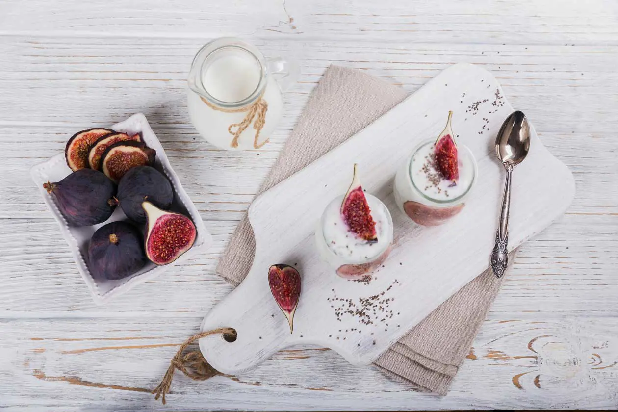 Dolce al cucchiaio con fichi Copyright © Sisterscom.com /&nbsp;Depositphotos