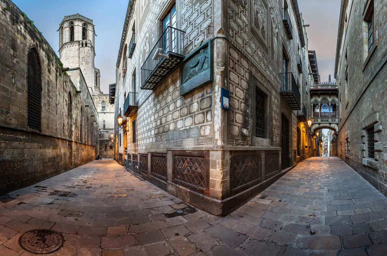Passeggiata notturna tra i vicoli del quartiere Gotico di Barcellona Foto: Copyright © Sisterscom.com / Depositphotos